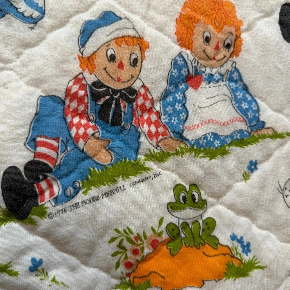 Vintage 1976 Raggedy Ann & Andy Quilted Baby Blanket Ruffle Trim 32 x 45 Nursery